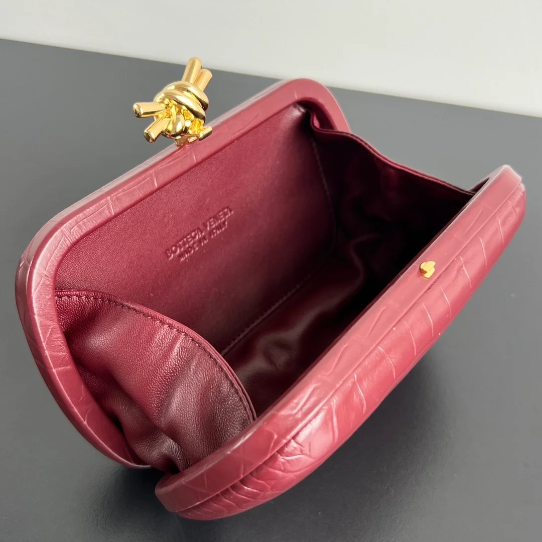 보테가 베네타 크로커다일 놋 클러치 버건디