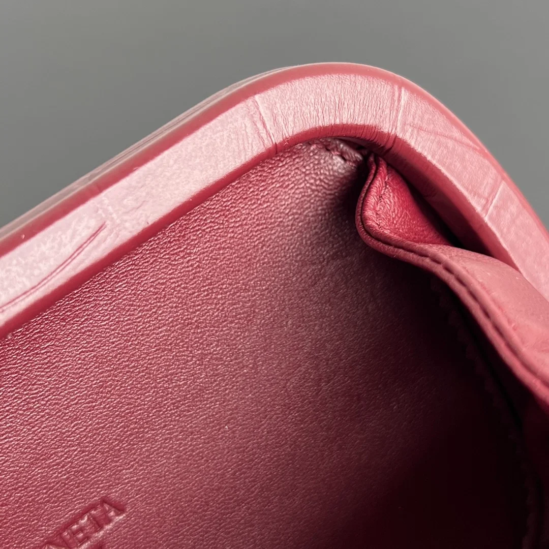 보테가 베네타 크로커다일 놋 클러치 버건디