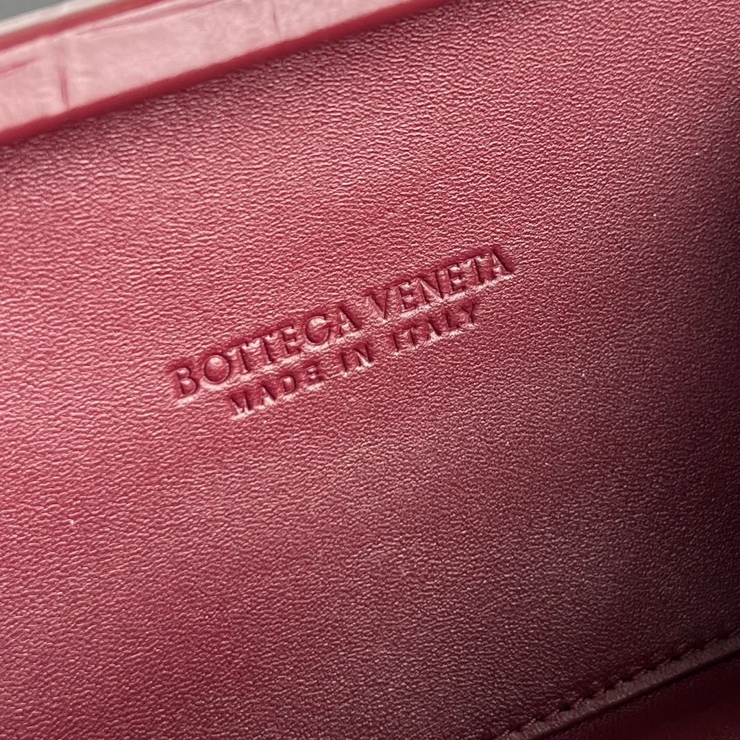 보테가 베네타 크로커다일 놋 클러치 버건디