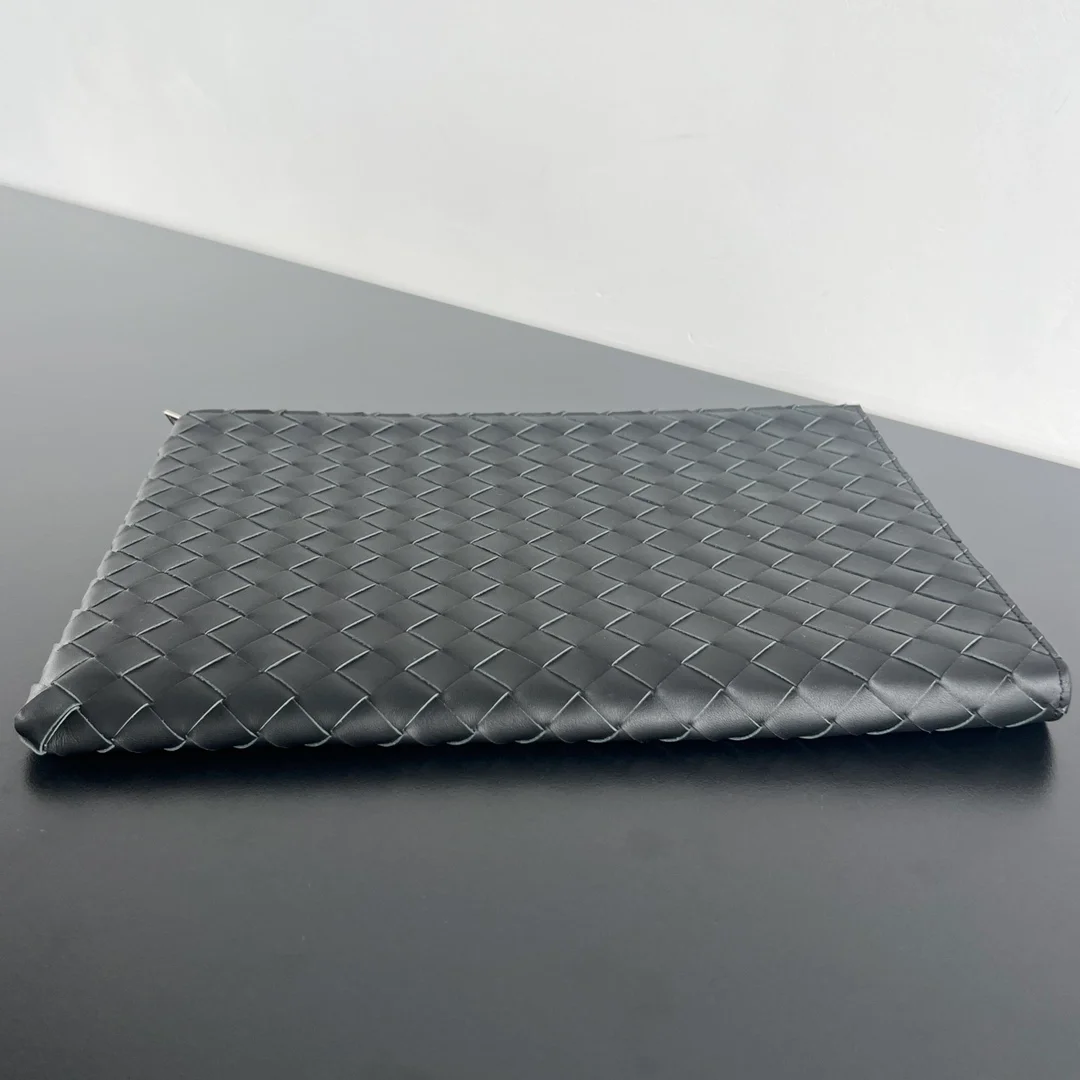 보테가 베네타 인트레치아토 투톤 하프 지퍼 파우치