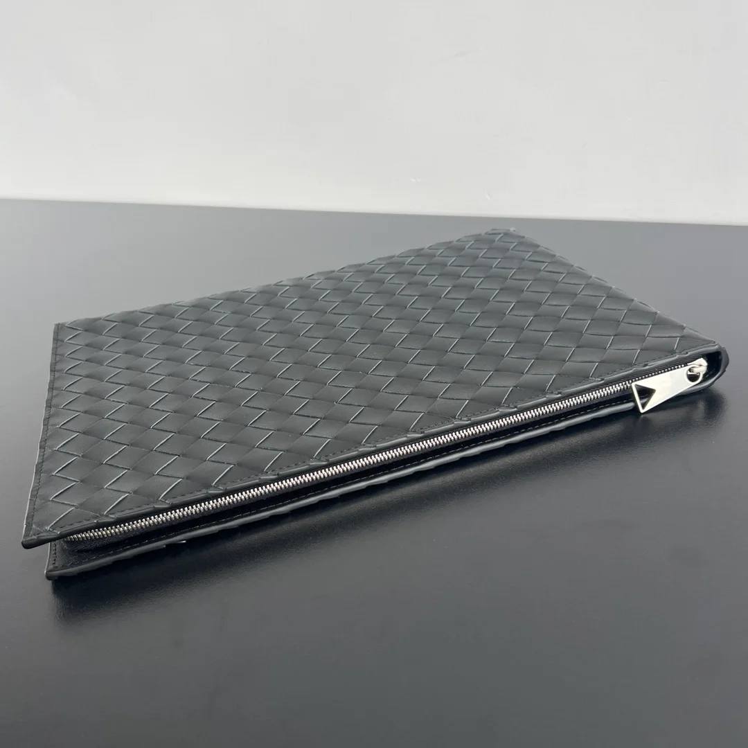 보테가 베네타 인트레치아토 투톤 하프 지퍼 파우치