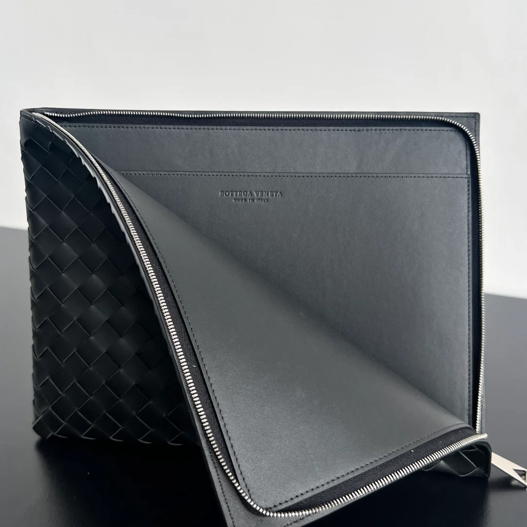 보테가 베네타 인트레치아토 투톤 하프 지퍼 파우치