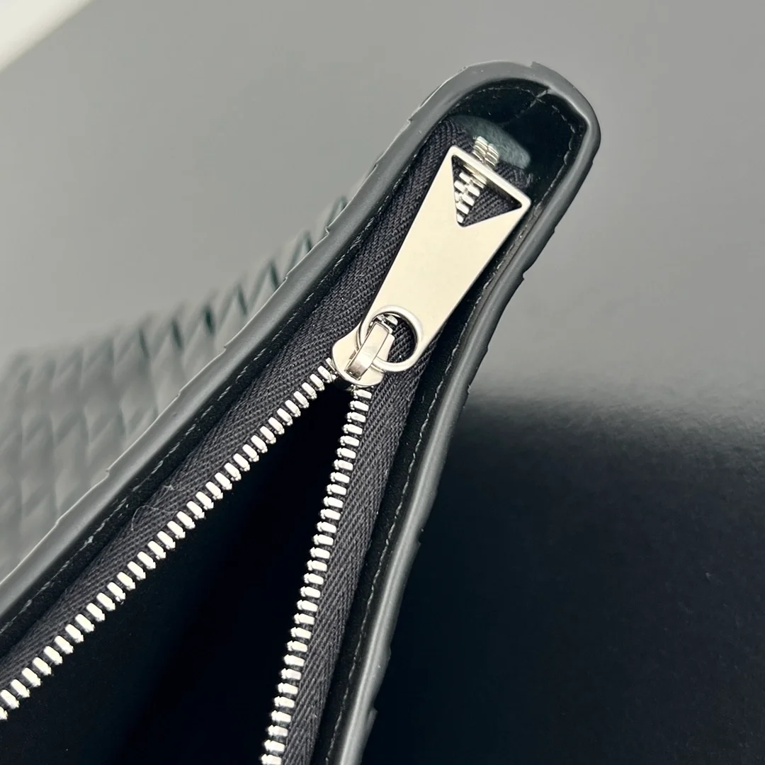 보테가 베네타 인트레치아토 투톤 하프 지퍼 파우치