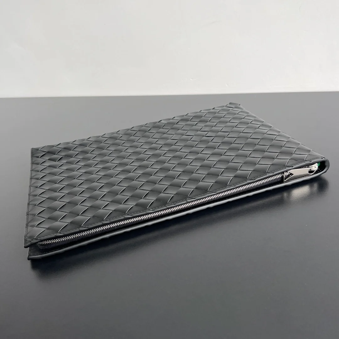 보테가 베네타 인트레치아토 투톤 하프 지퍼 파우치