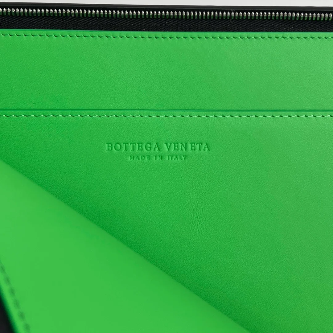 보테가 베네타 인트레치아토 투톤 하프 지퍼 파우치