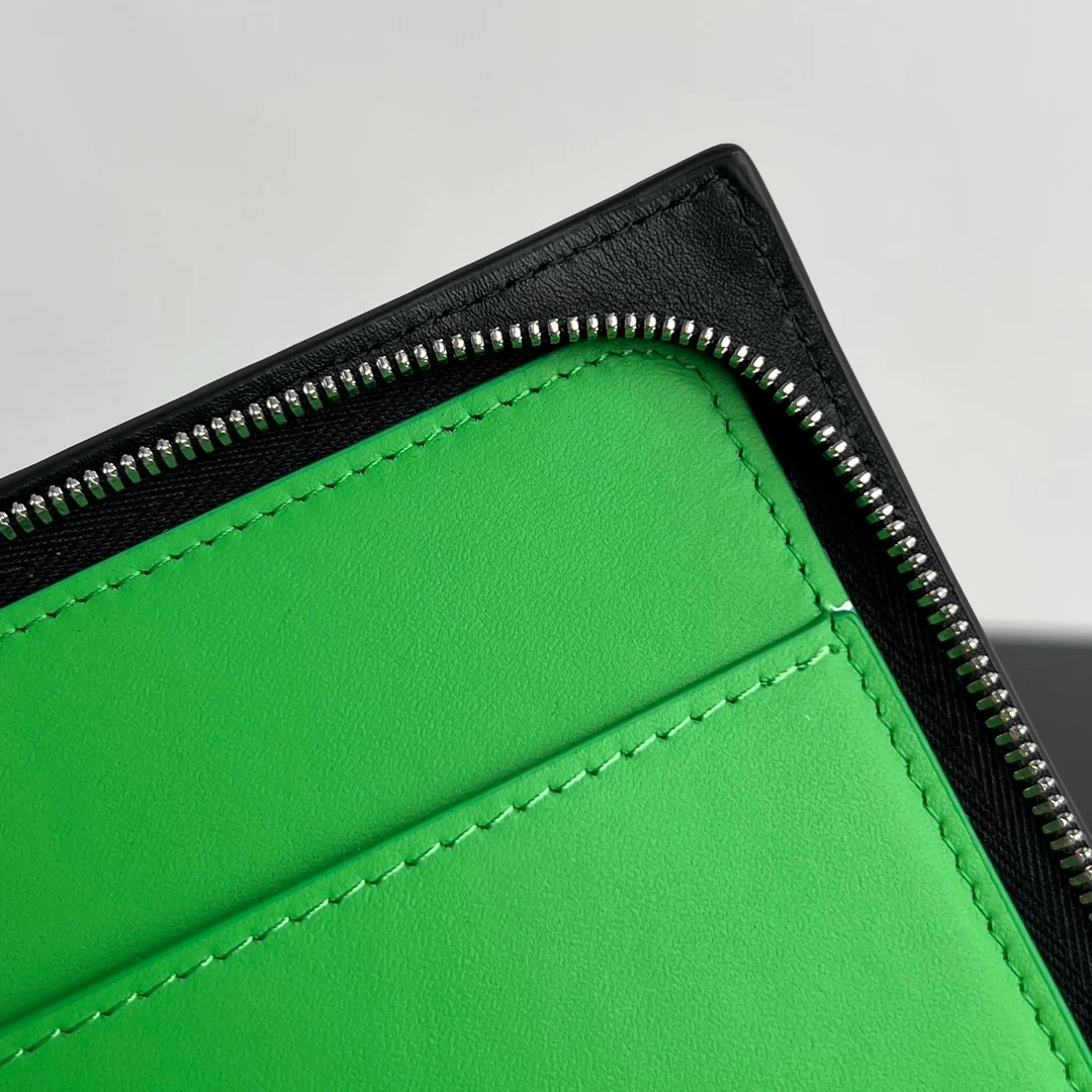 보테가 베네타 인트레치아토 투톤 하프 지퍼 파우치