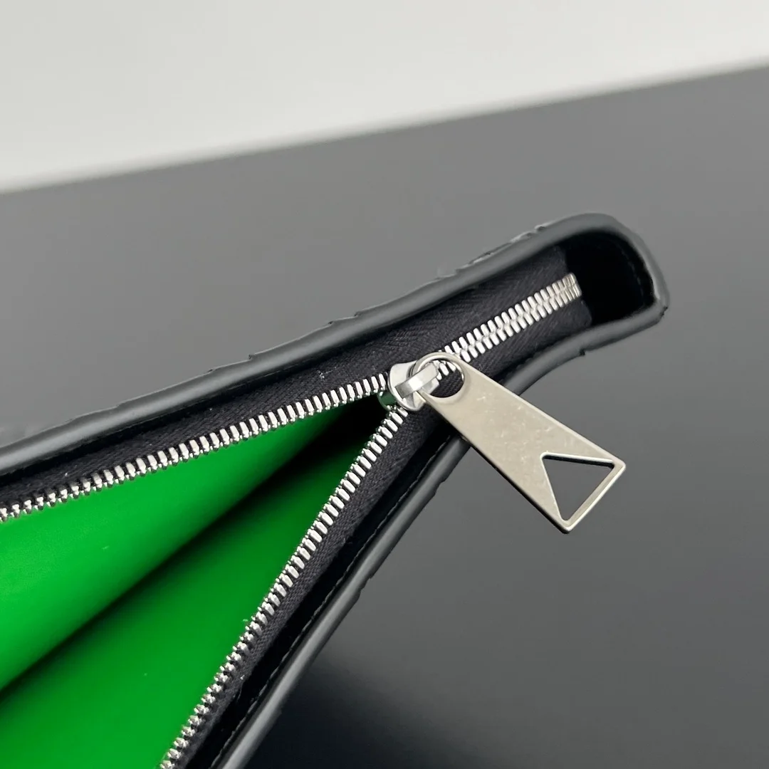 보테가 베네타 인트레치아토 투톤 하프 지퍼 파우치