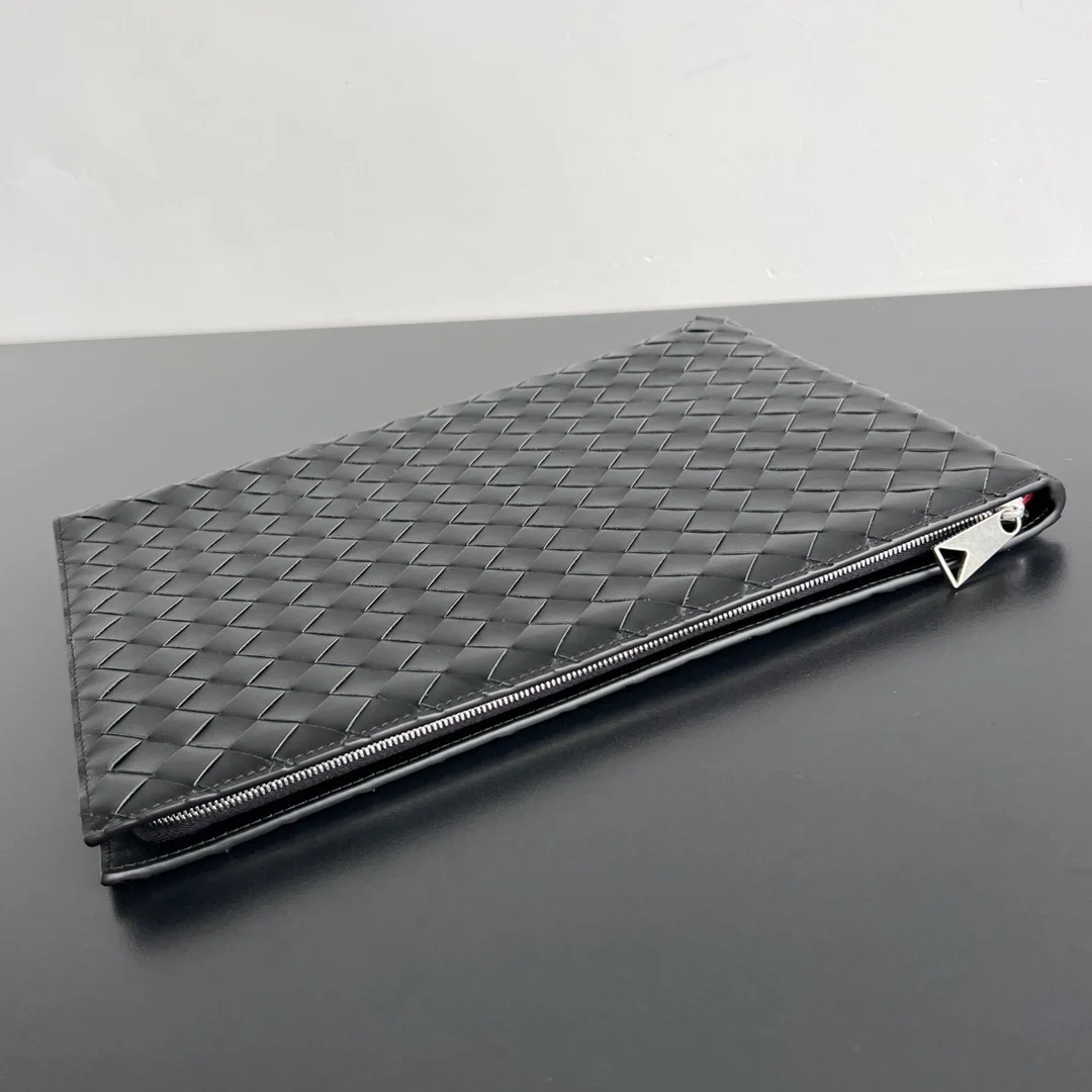 보테가 베네타 인트레치아토 투톤 하프 지퍼 파우치