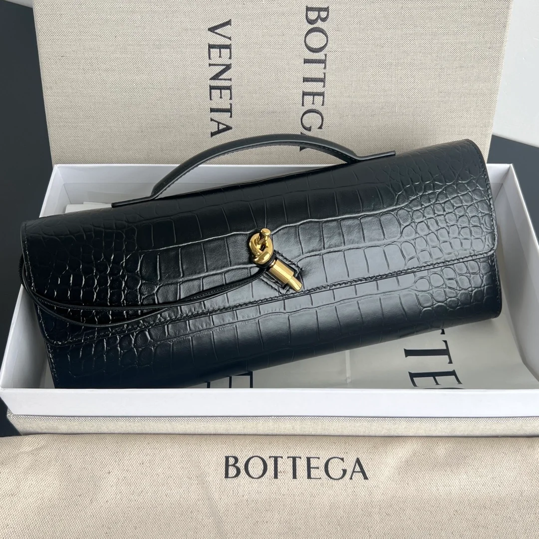 보테가 베네타 크로커다일 롱 핸들 클러치