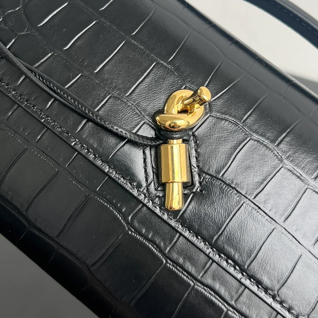 보테가 베네타 크로커다일 롱 핸들 클러치