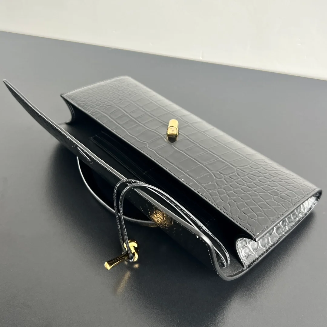 보테가 베네타 크로커다일 롱 핸들 클러치