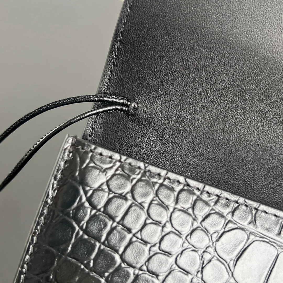 보테가 베네타 크로커다일 롱 핸들 클러치