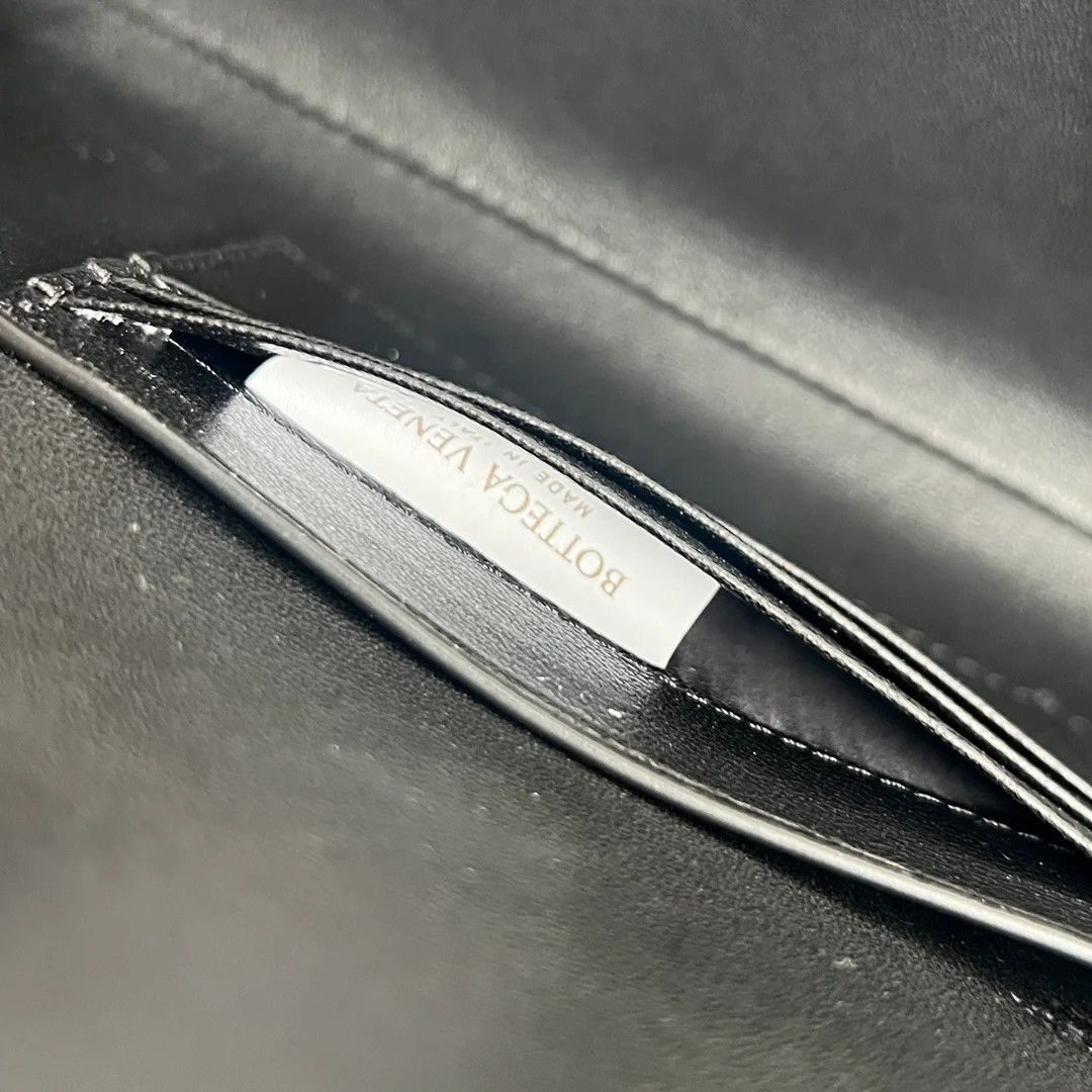 보테가 베네타 크로커다일 롱 핸들 클러치