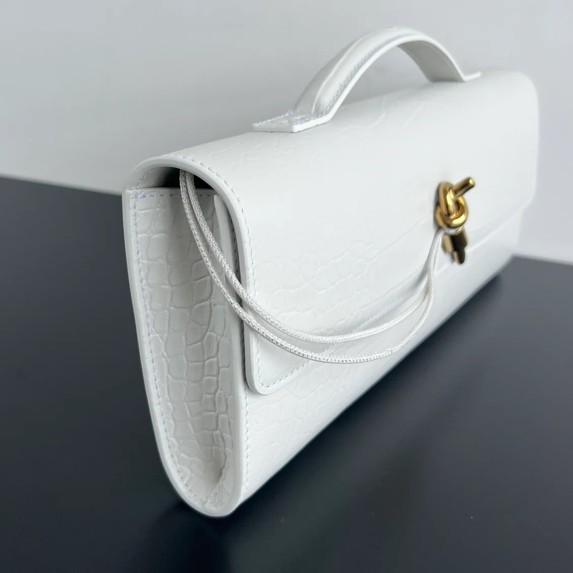 보테가 베네타 크로커다일 롱 핸들 클러치