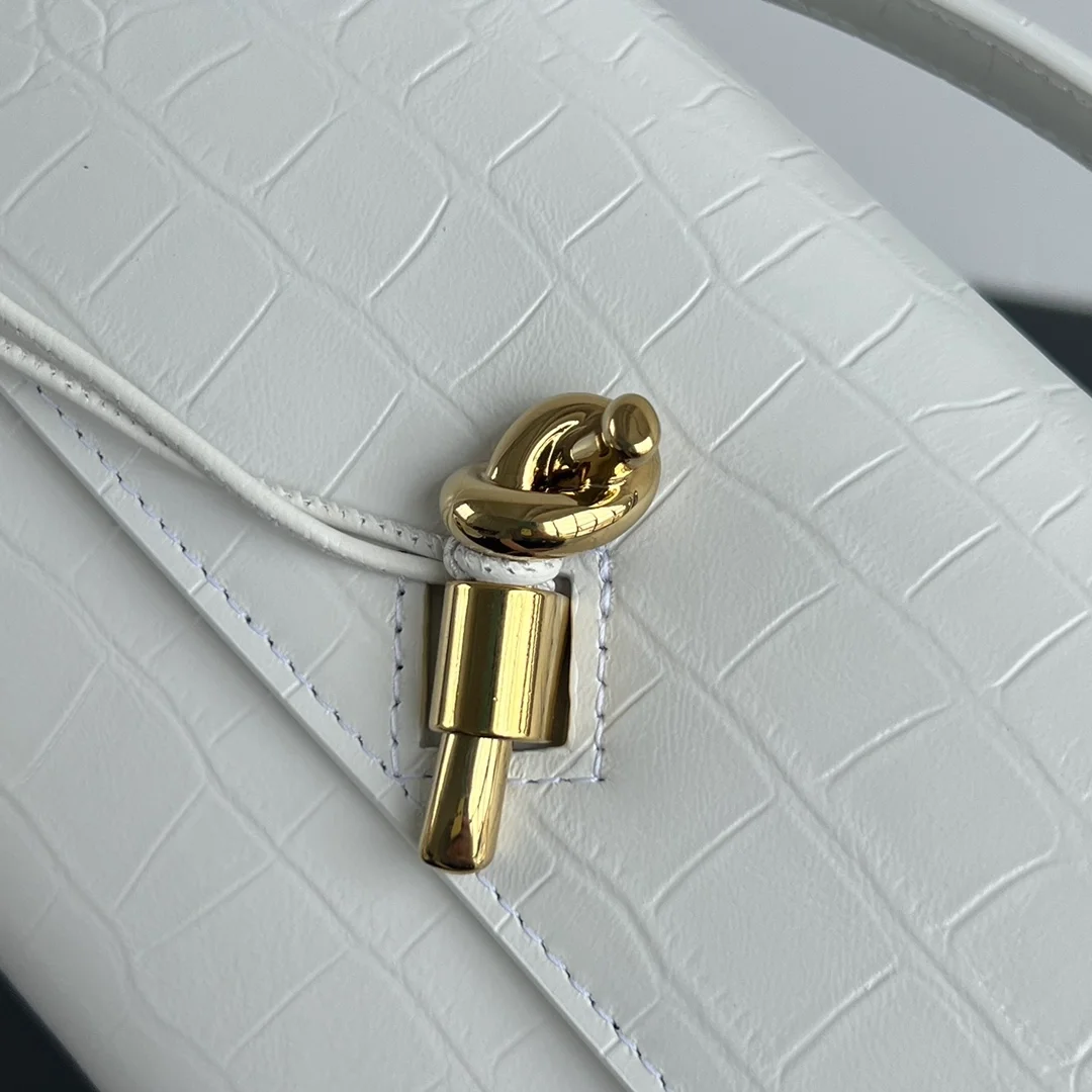 보테가 베네타 크로커다일 롱 핸들 클러치