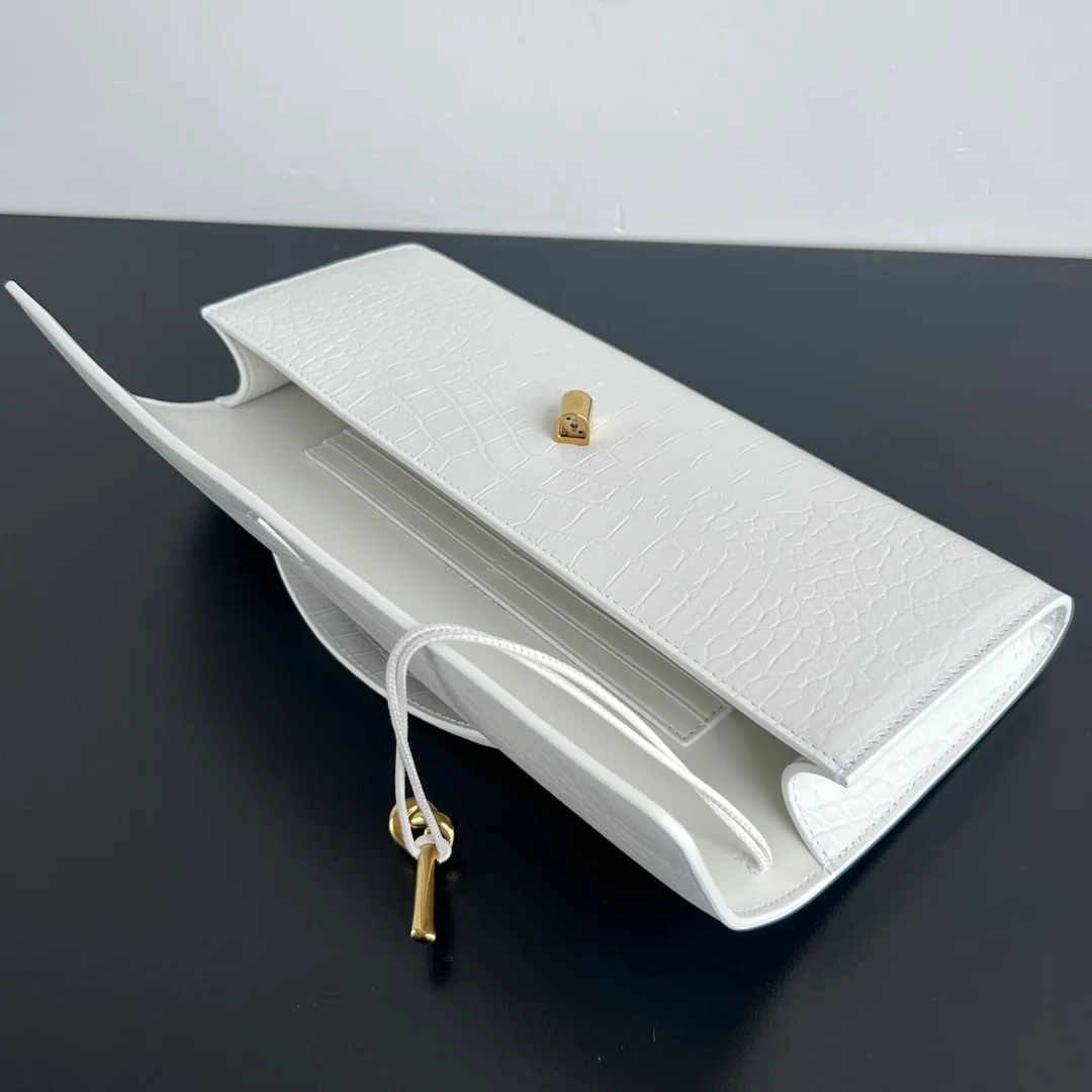 보테가 베네타 크로커다일 롱 핸들 클러치