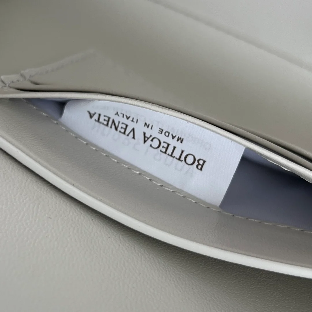 보테가 베네타 크로커다일 롱 핸들 클러치