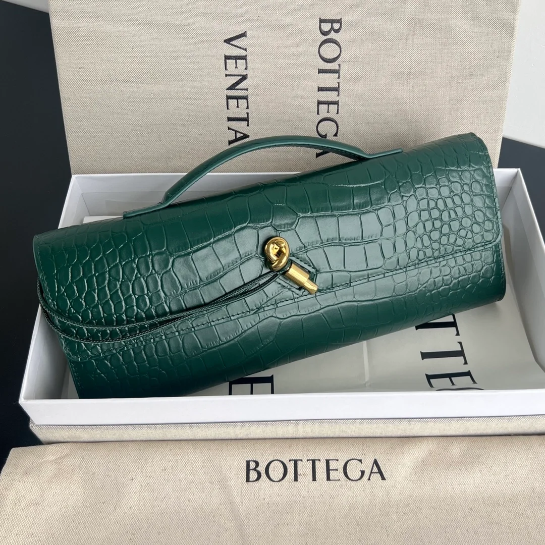 보테가 베네타 크로커다일 롱 핸들 클러치
