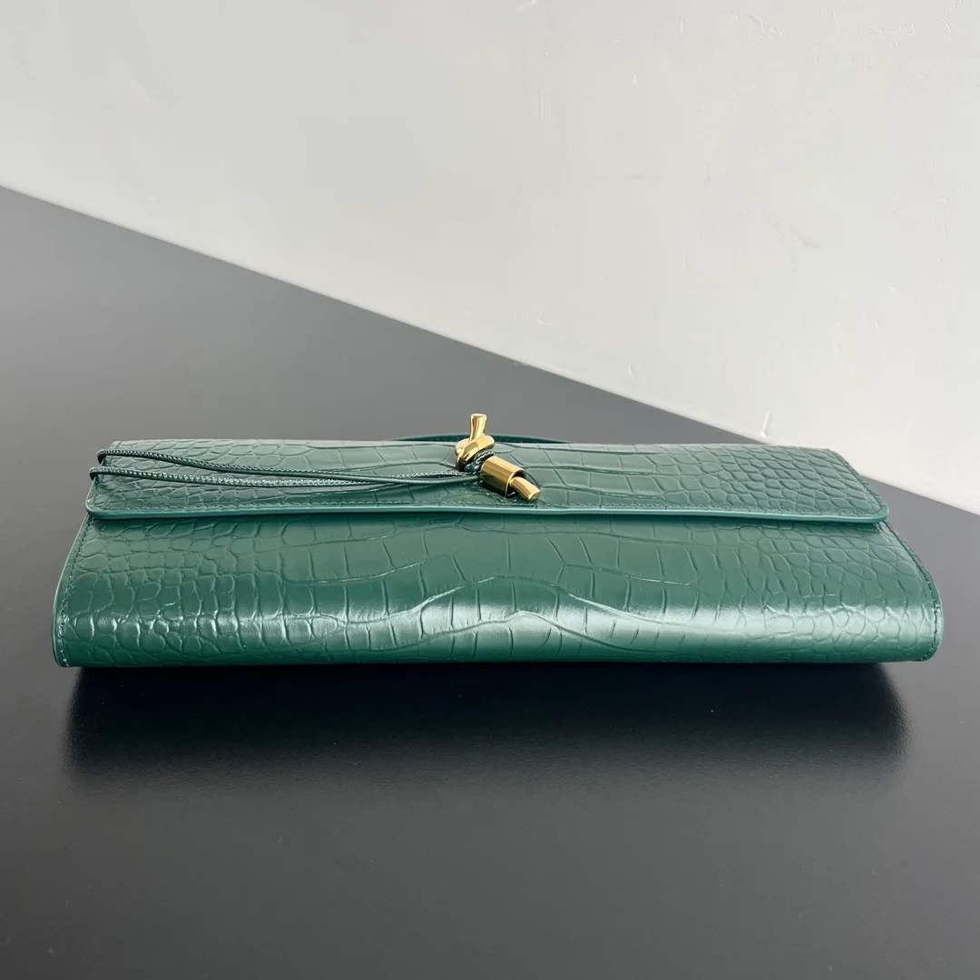 보테가 베네타 크로커다일 롱 핸들 클러치