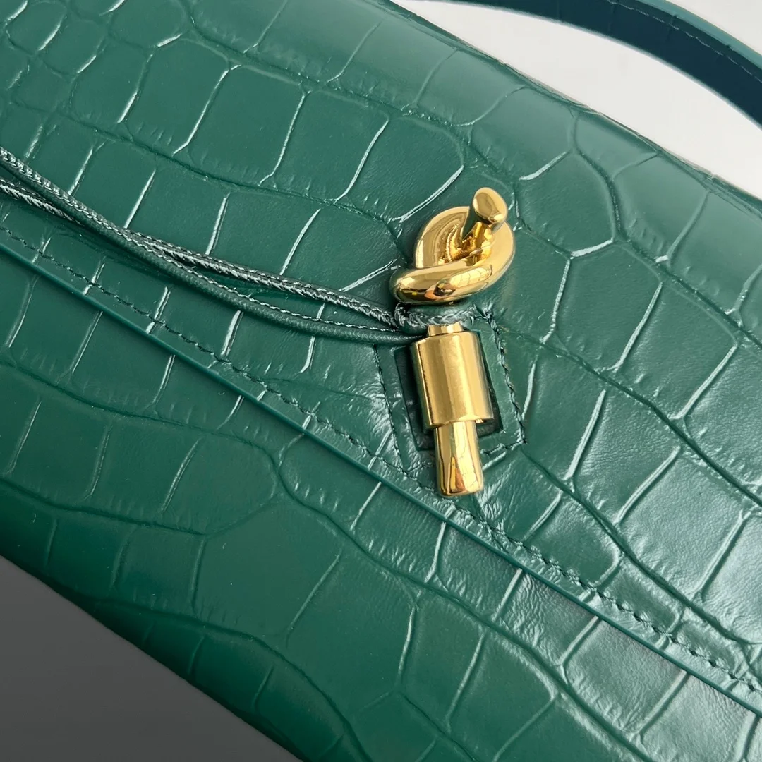 보테가 베네타 크로커다일 롱 핸들 클러치