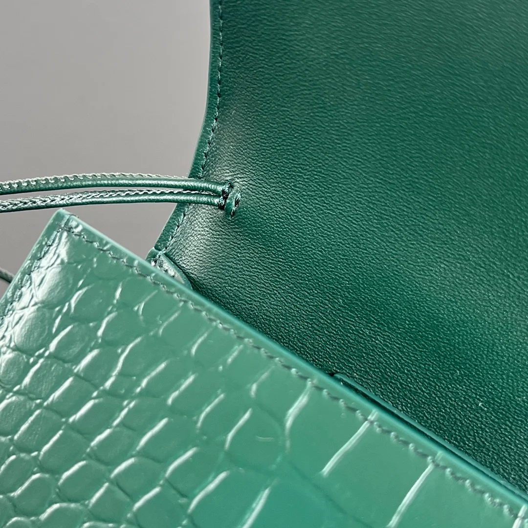 보테가 베네타 크로커다일 롱 핸들 클러치