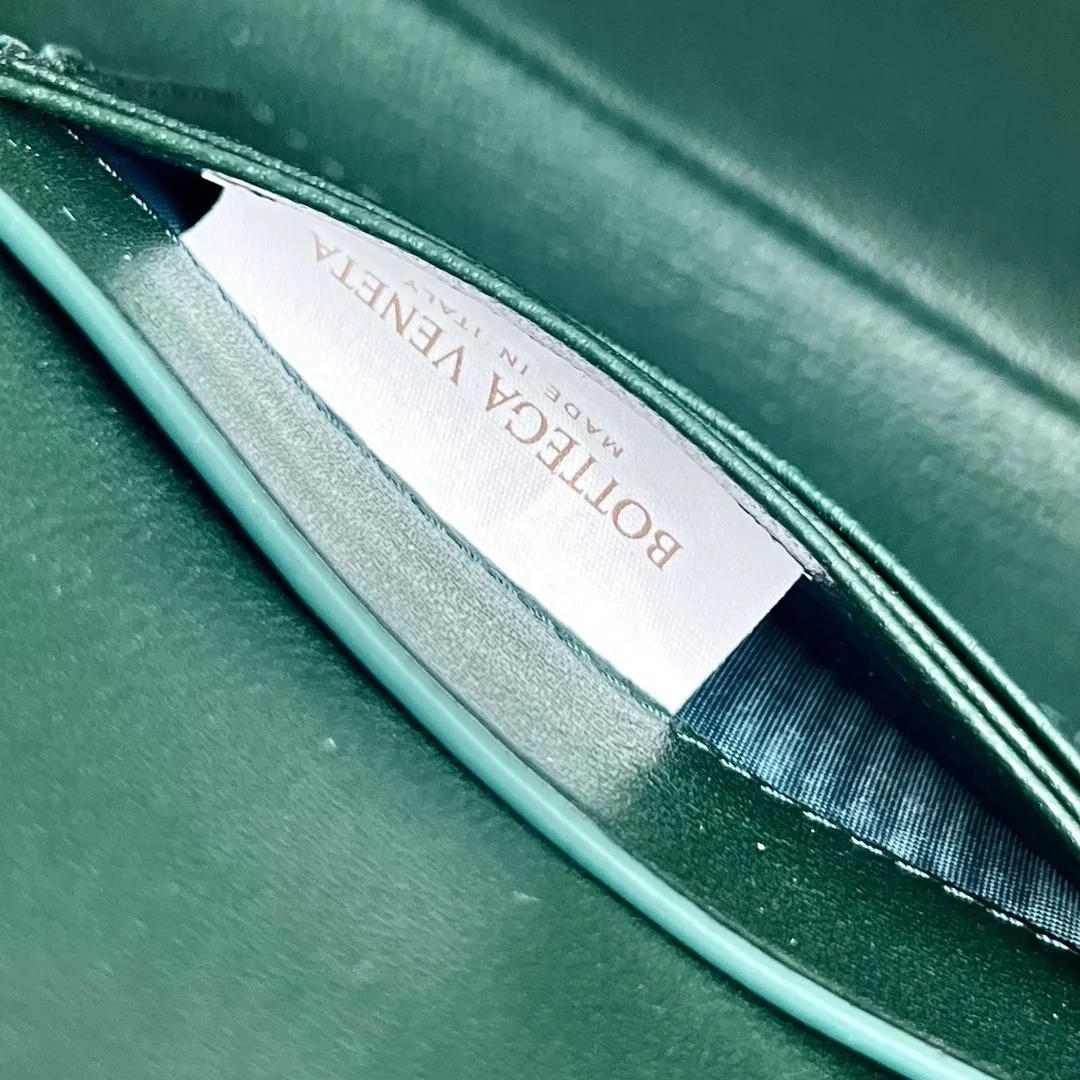 보테가 베네타 크로커다일 롱 핸들 클러치