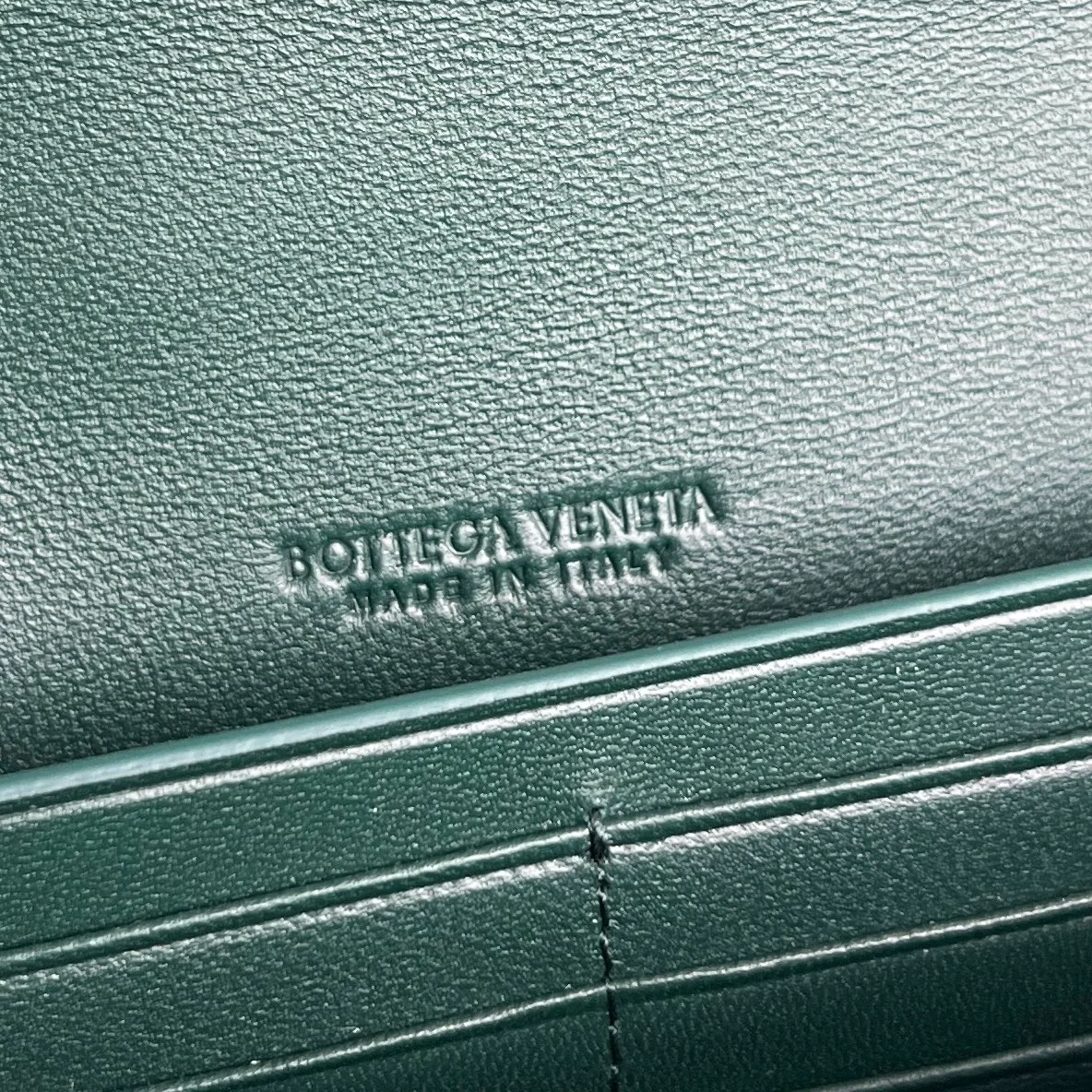 보테가 베네타 크로커다일 롱 핸들 클러치