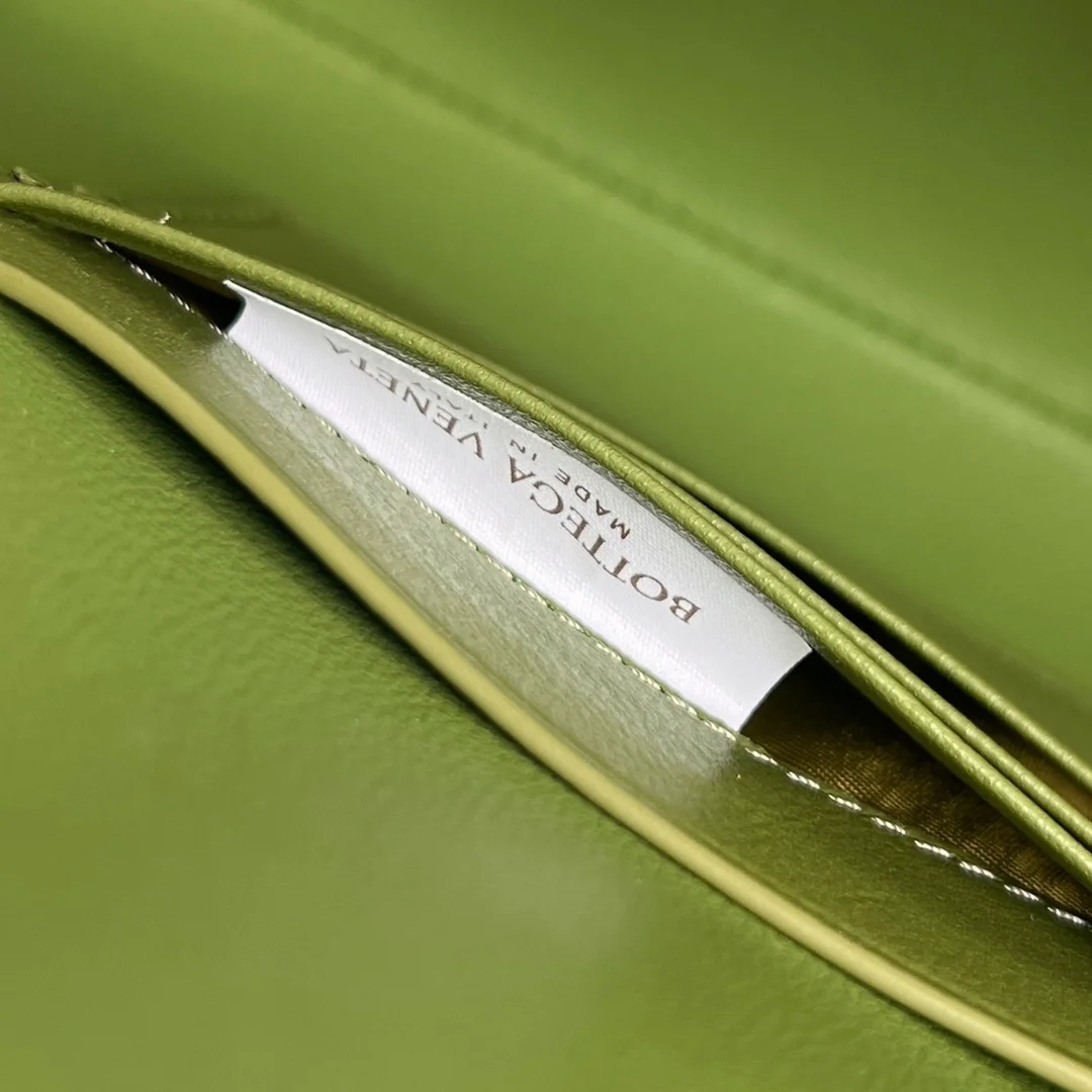 보테가 베네타 크로커다일 롱 핸들 클러치