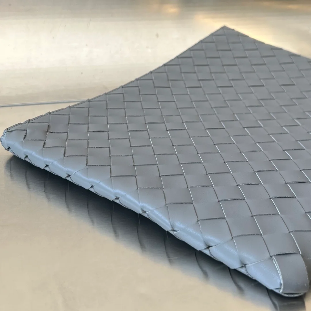 보테가 베네타 인트레치아토 하프지퍼 파우치