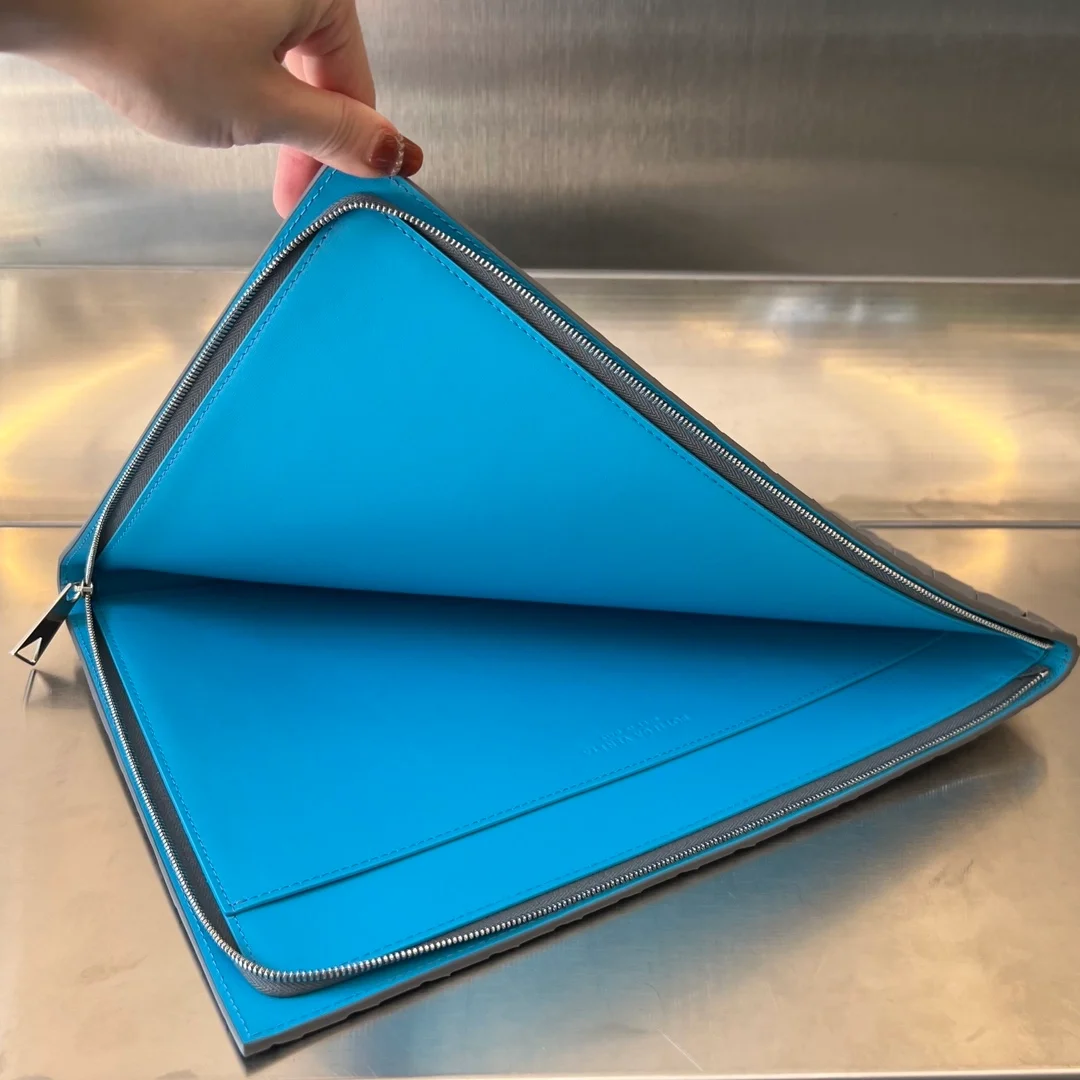 보테가 베네타 인트레치아토 하프지퍼 파우치