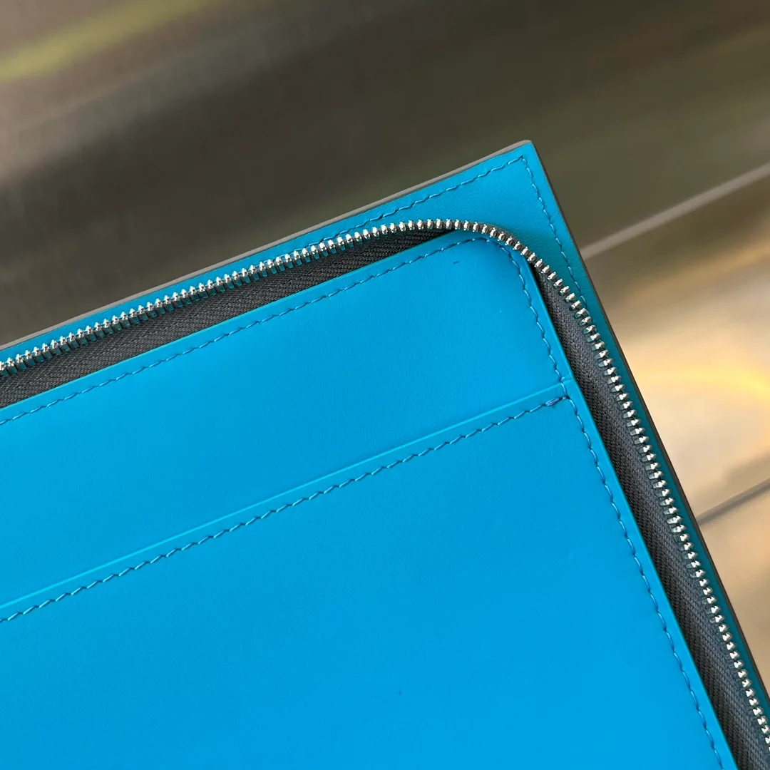 보테가 베네타 인트레치아토 하프지퍼 파우치