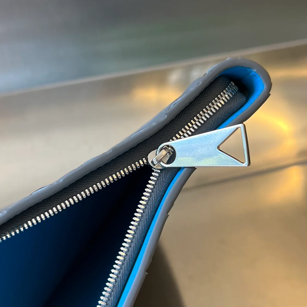 보테가 베네타 인트레치아토 하프지퍼 파우치