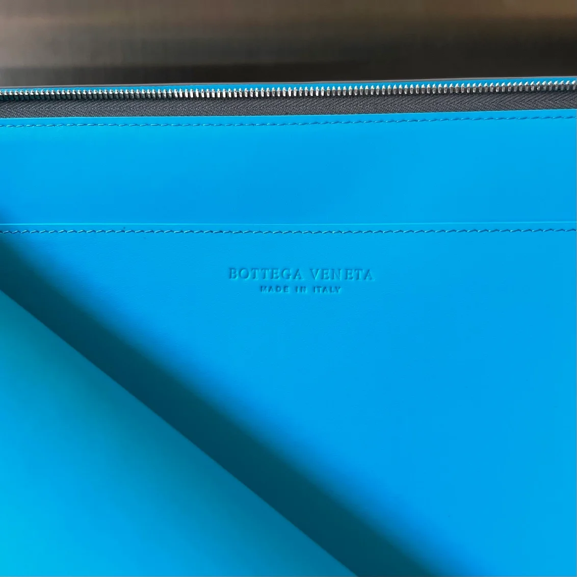보테가 베네타 인트레치아토 하프지퍼 파우치