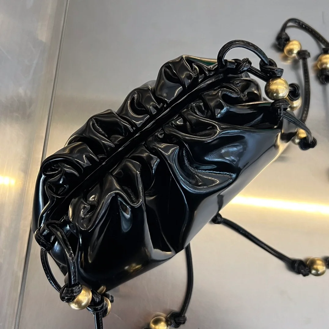 보테가 베네타 브러시드 카프스킨 미니 파우치