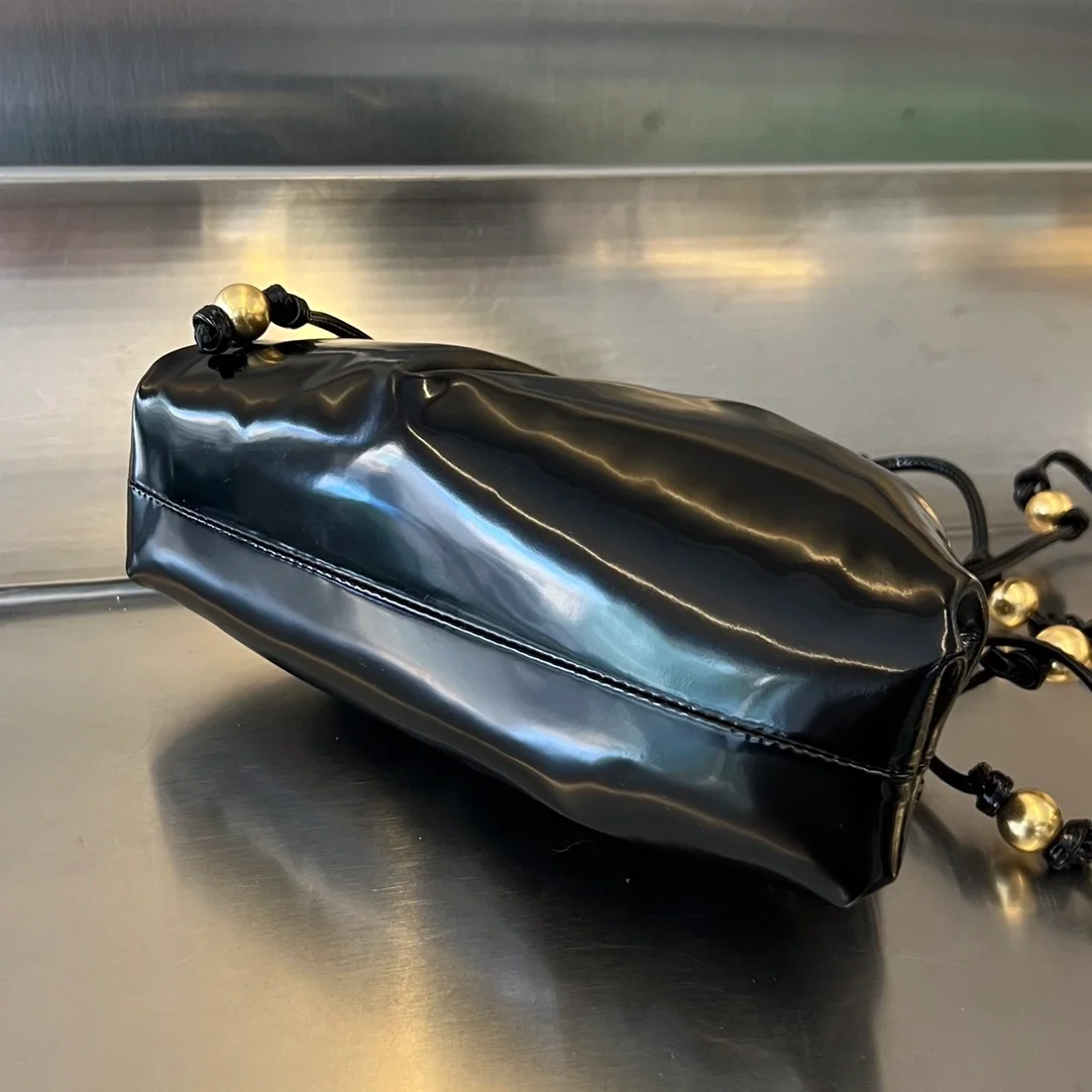 보테가 베네타 브러시드 카프스킨 미니 파우치