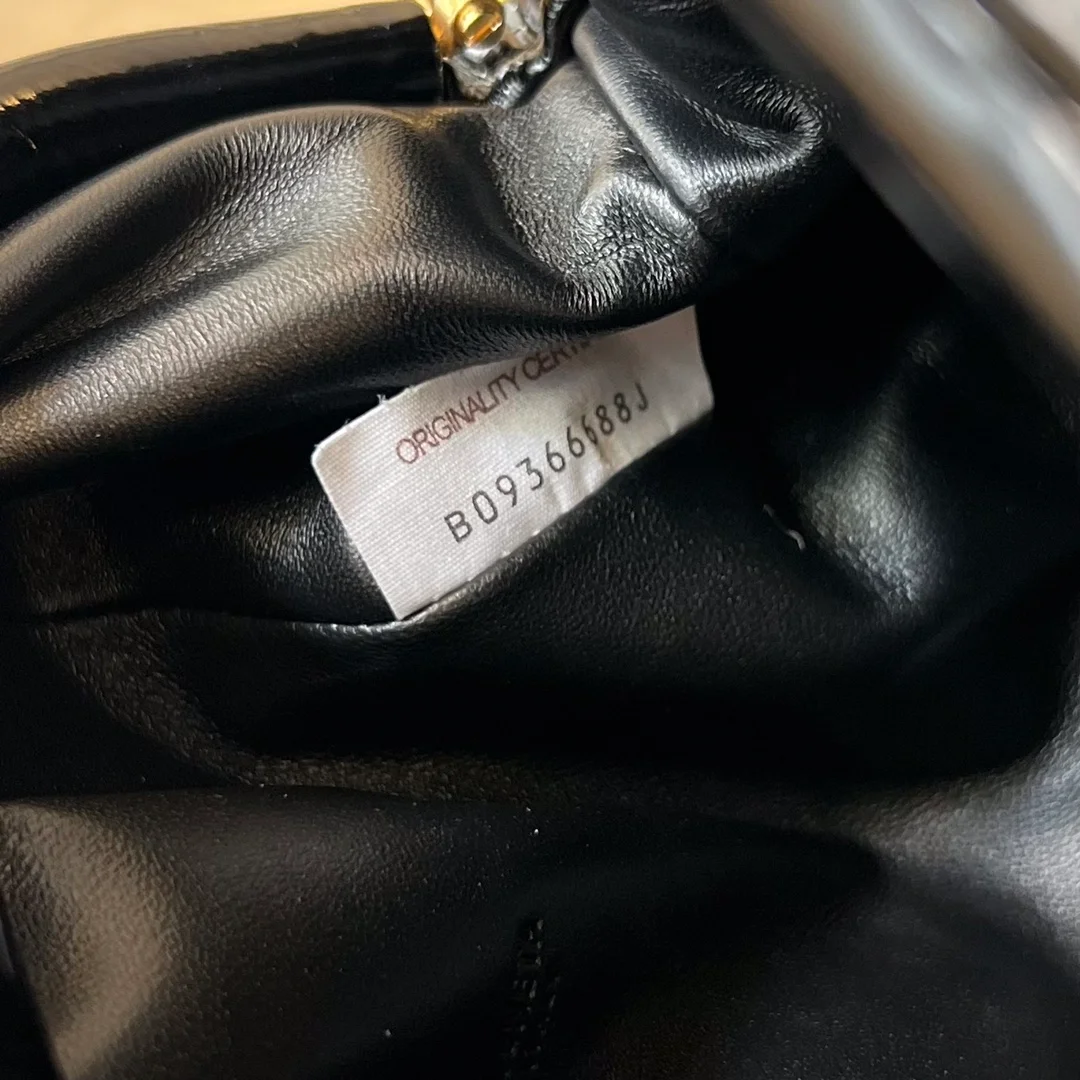 보테가 베네타 브러시드 카프스킨 미니 파우치