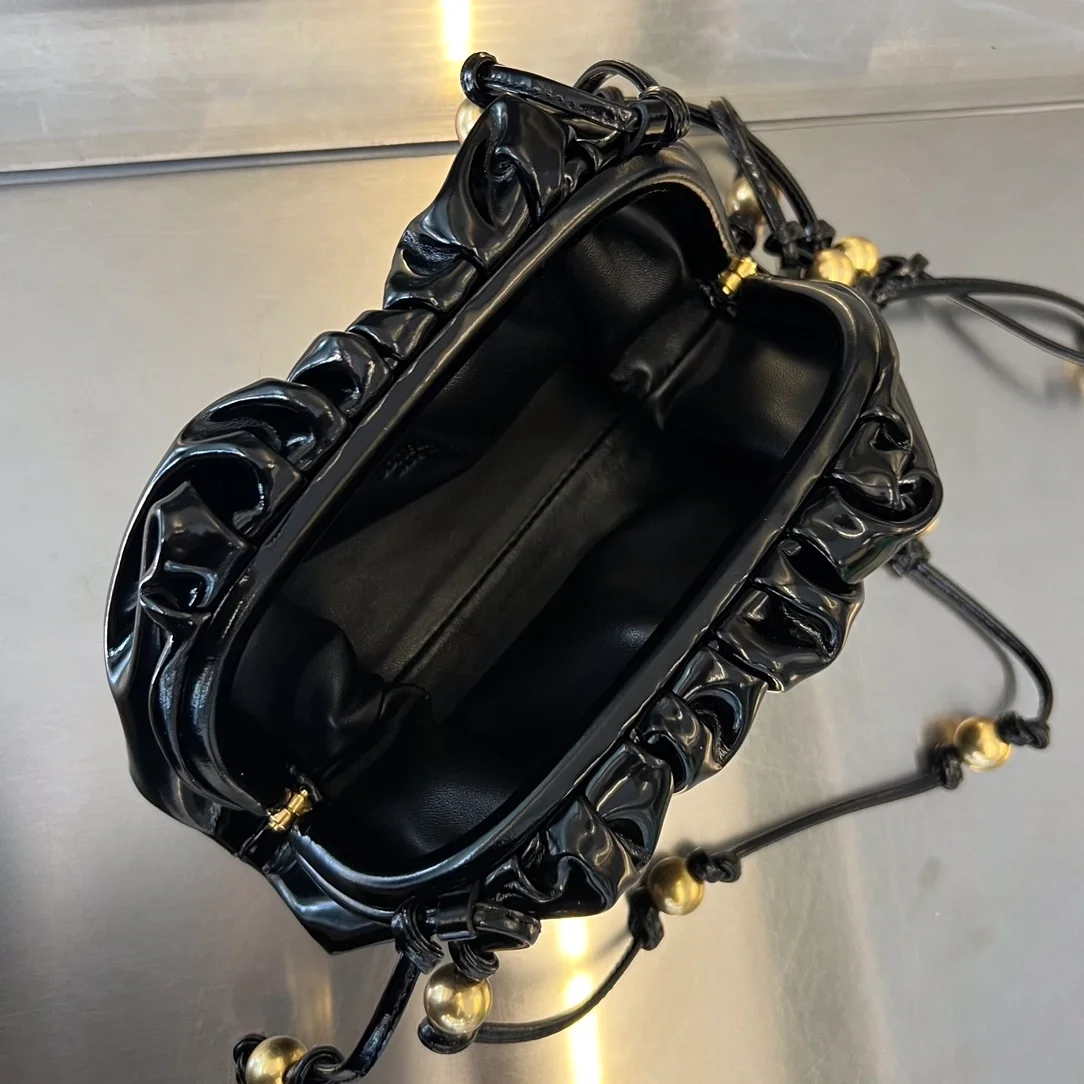 보테가 베네타 브러시드 카프스킨 미니 파우치