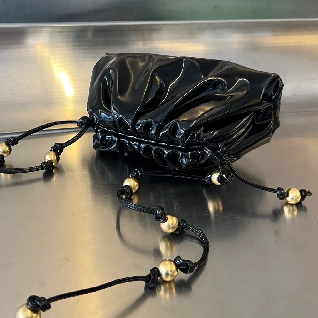 보테가 베네타 브러시드 카프스킨 미니 파우치