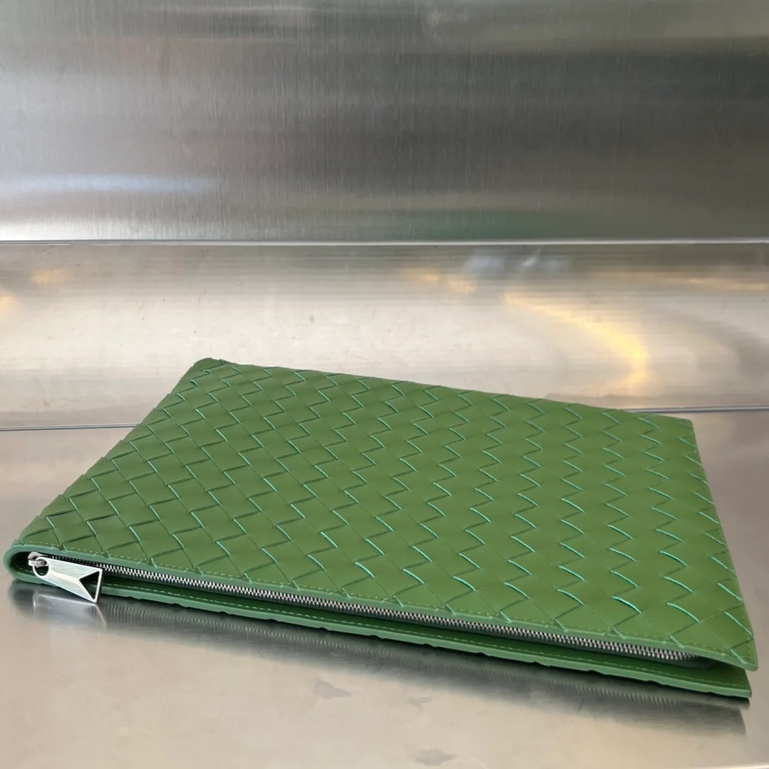 보테가 베네타 하프 지퍼 파우치 아보카도