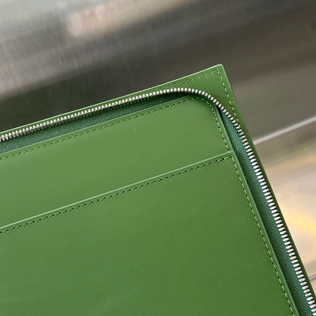 보테가 베네타 하프 지퍼 파우치 아보카도