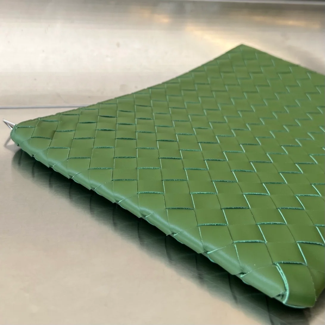 보테가 베네타 하프 지퍼 파우치 아보카도