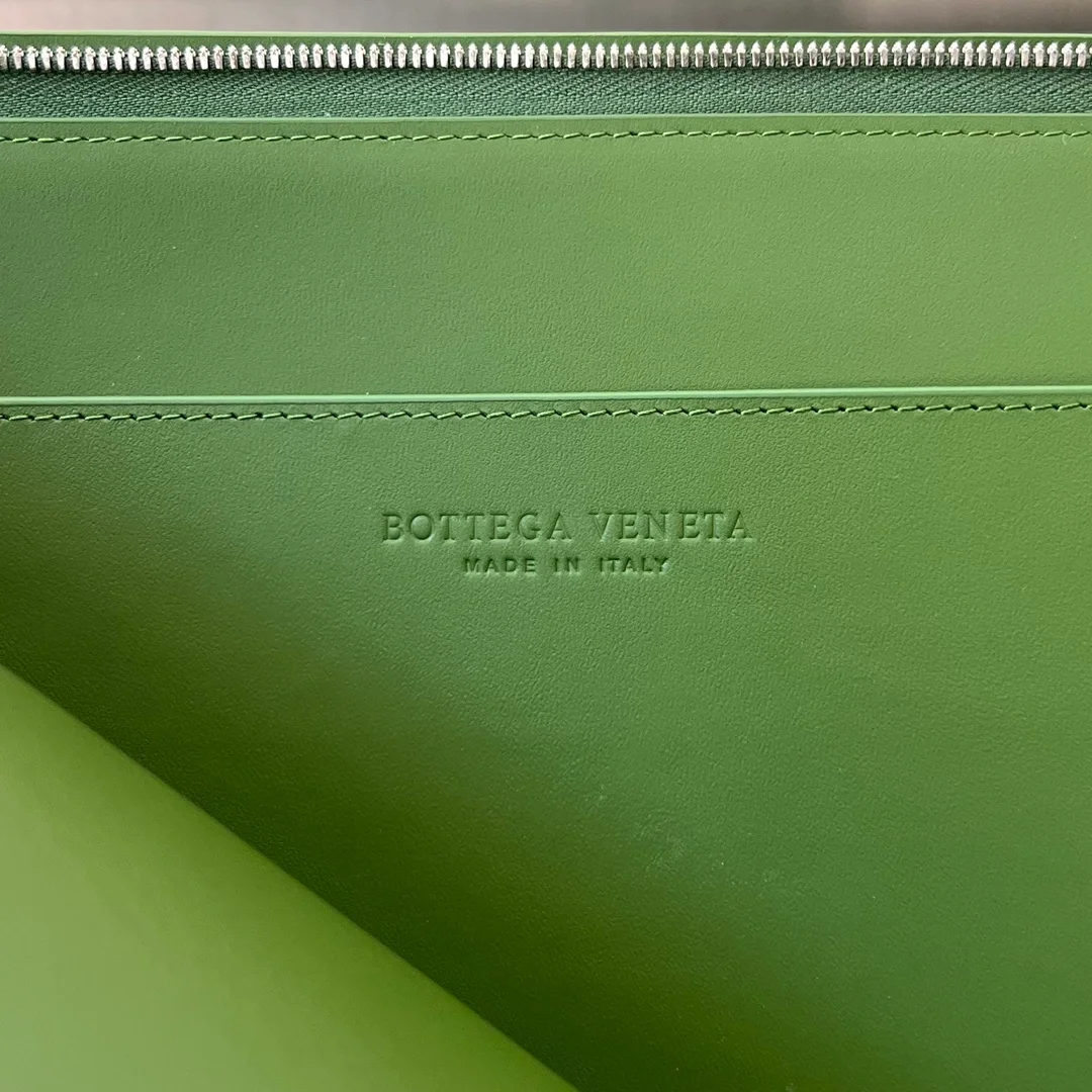 보테가 베네타 하프 지퍼 파우치 아보카도