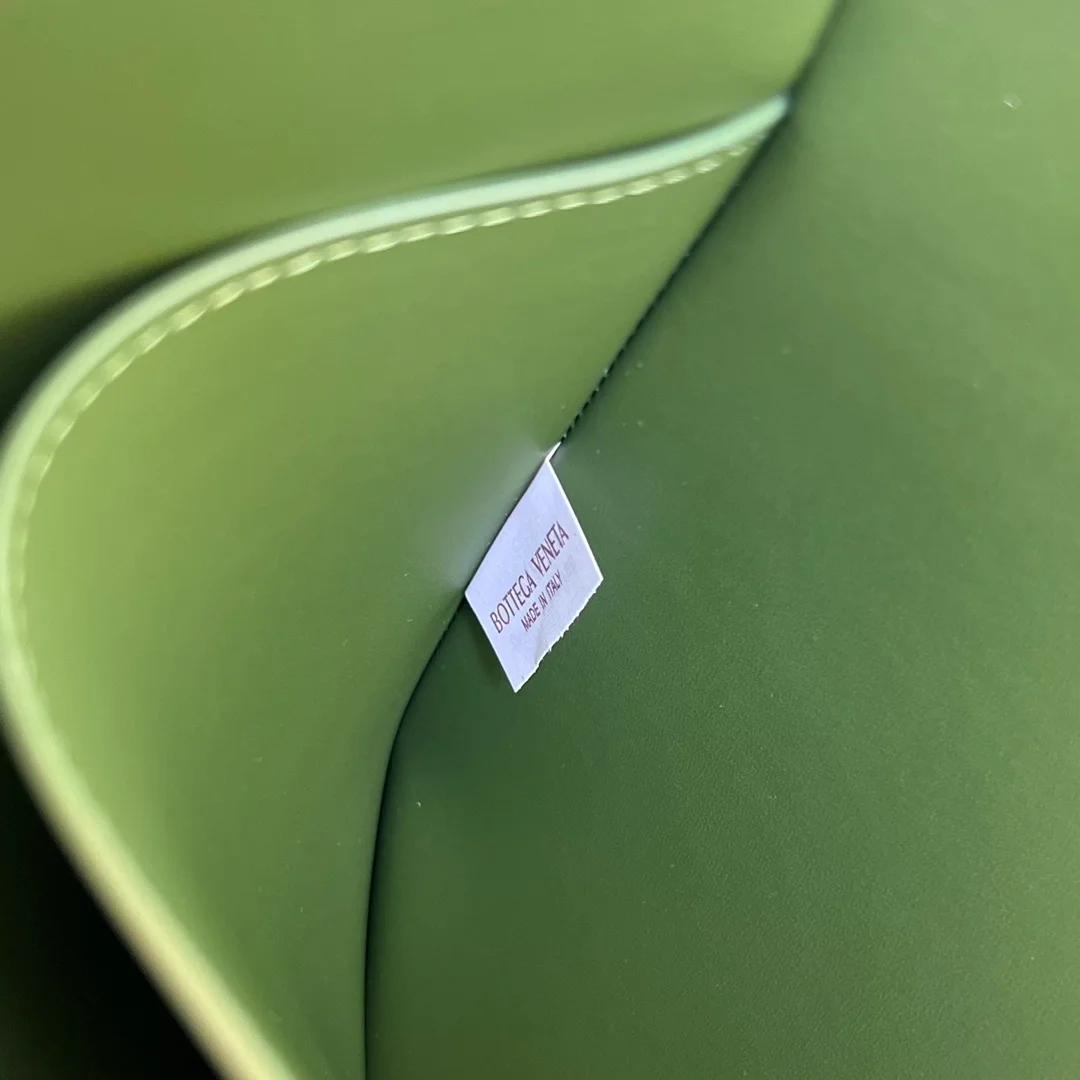 보테가 베네타 하프 지퍼 파우치 아보카도