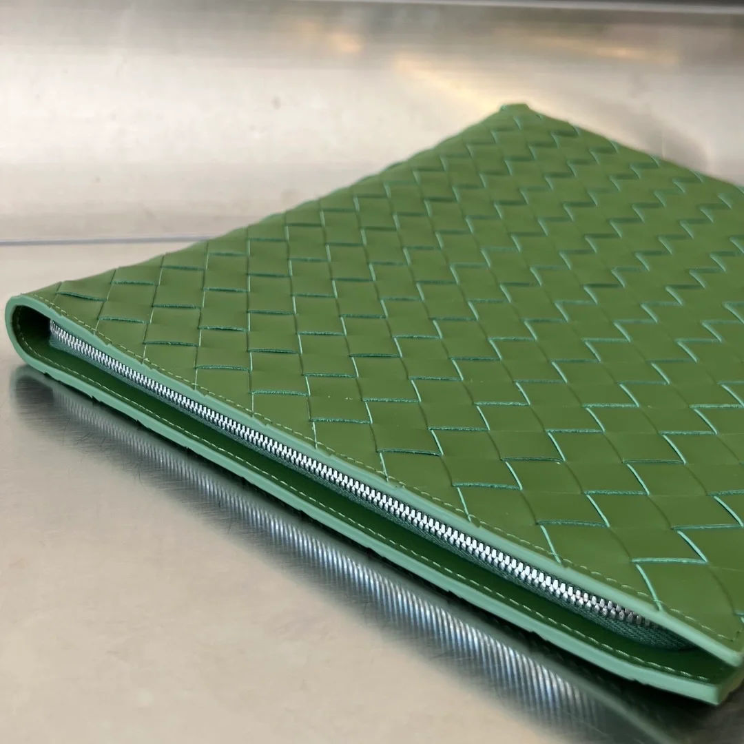 보테가 베네타 하프 지퍼 파우치 아보카도