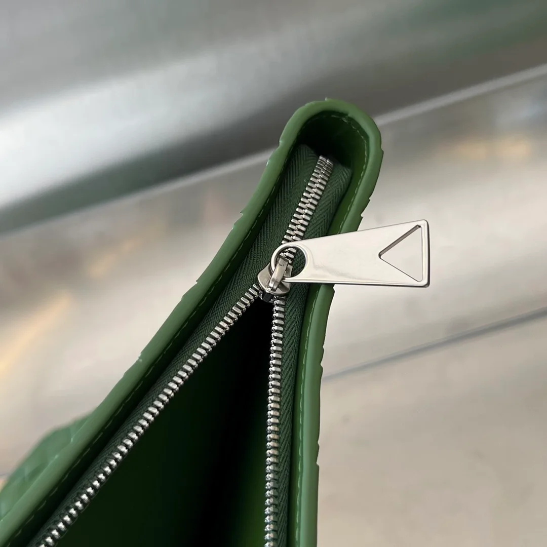 보테가 베네타 하프 지퍼 파우치 아보카도