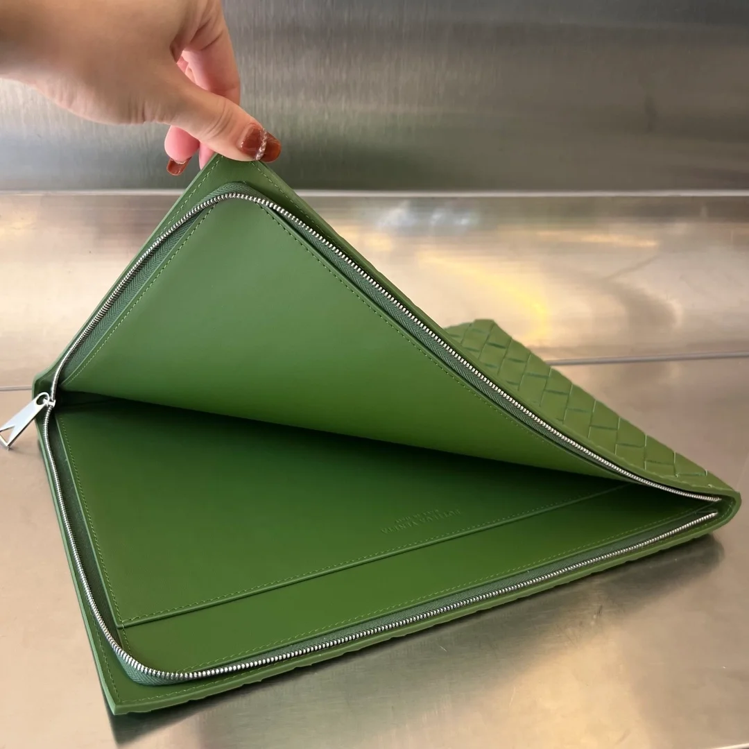 보테가 베네타 하프 지퍼 파우치 아보카도