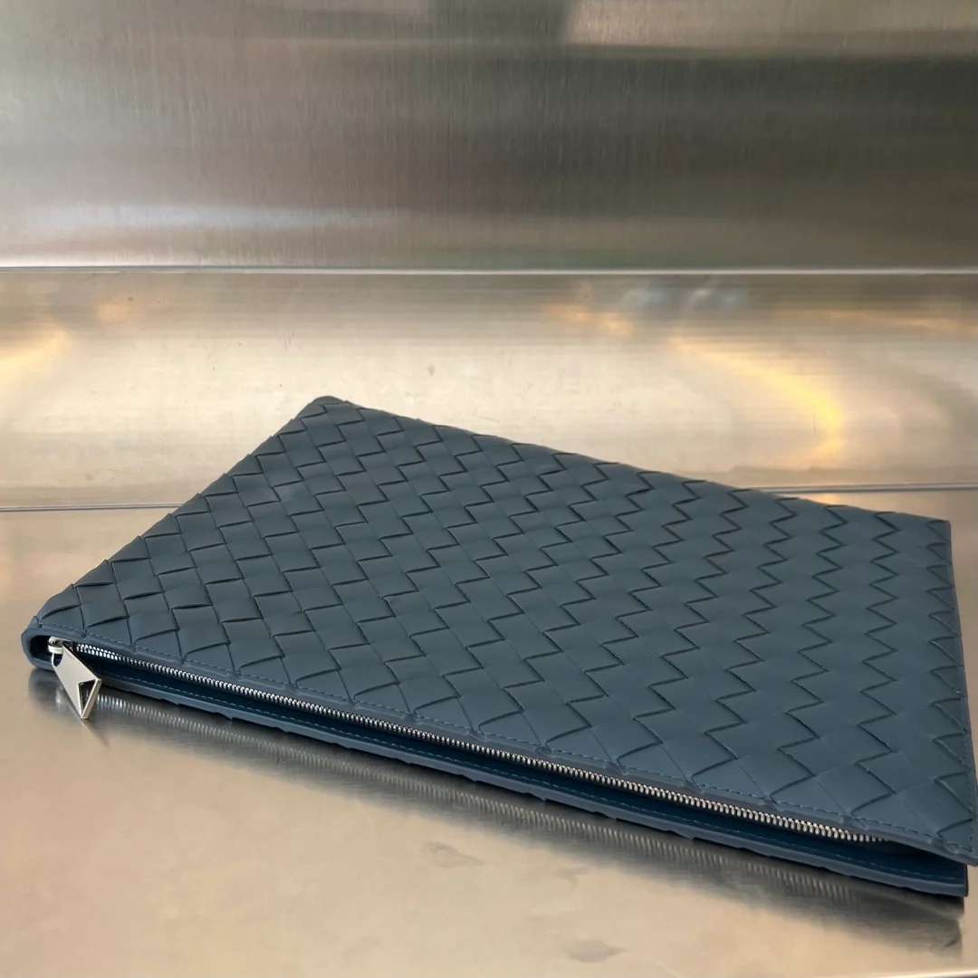 보테가 베네타 인트레치아토 하프 지퍼 파우치