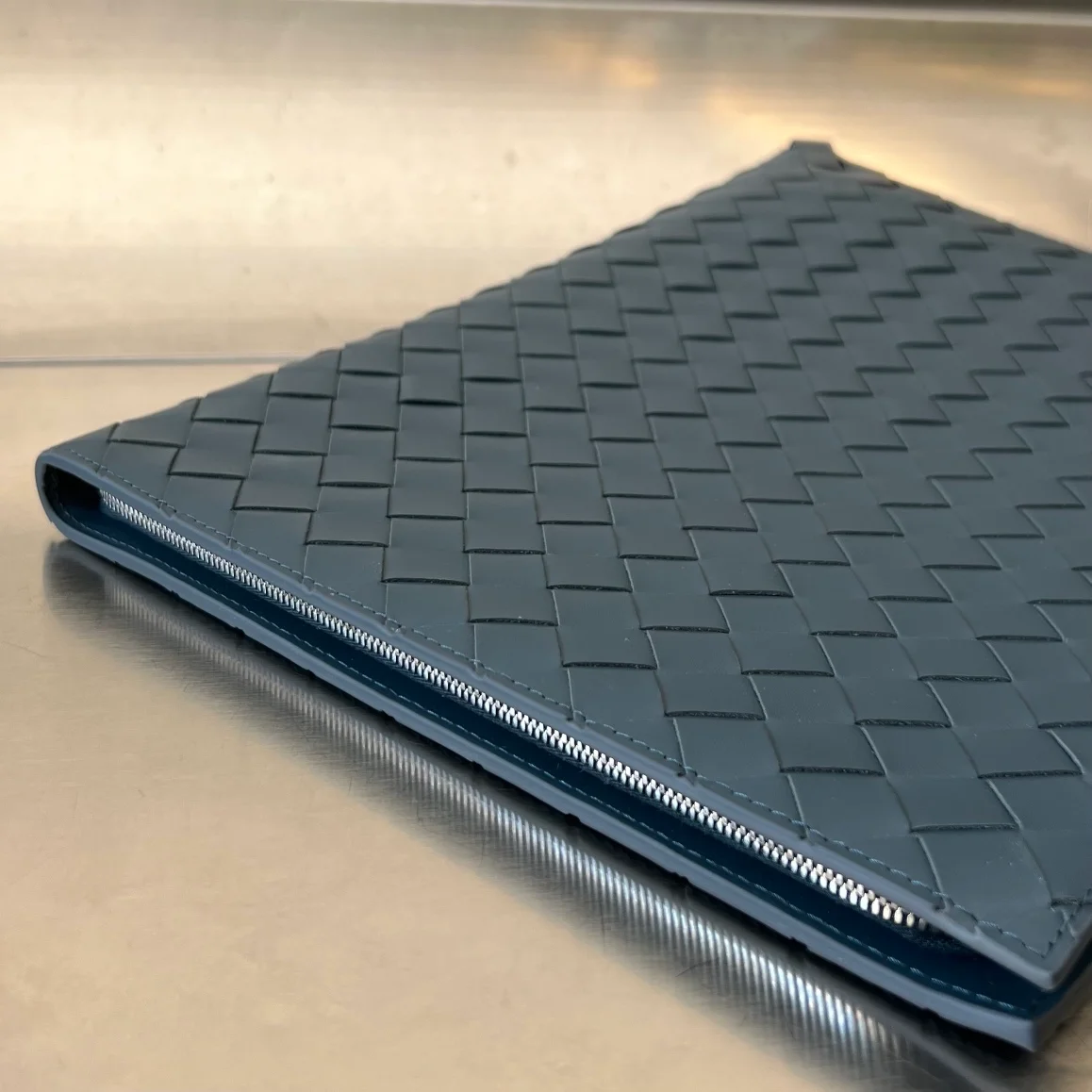 보테가 베네타 인트레치아토 하프 지퍼 파우치