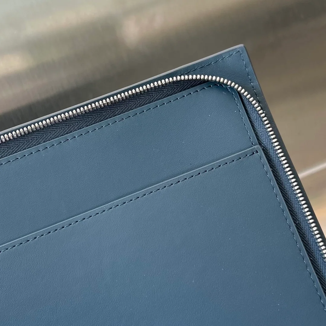 보테가 베네타 인트레치아토 하프 지퍼 파우치