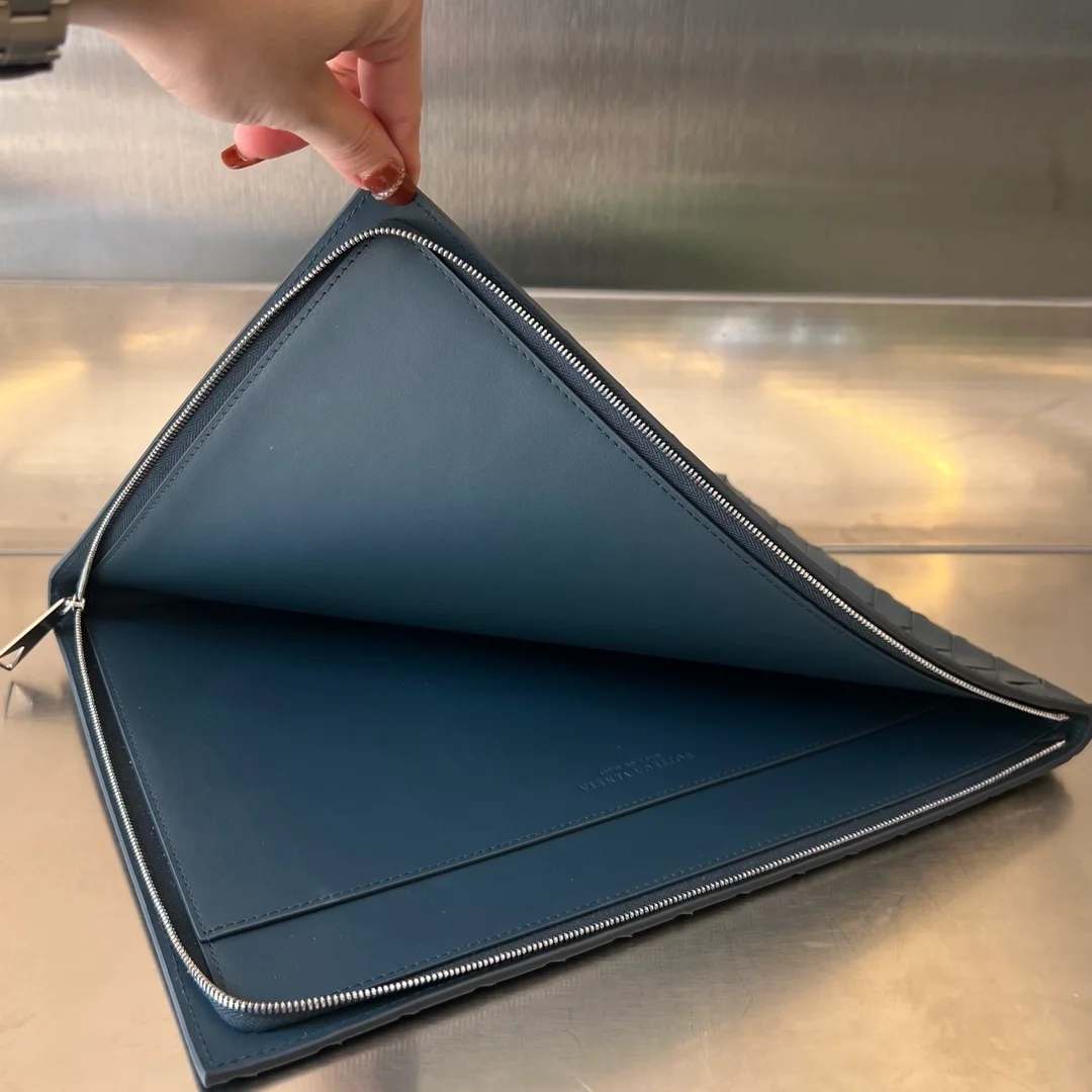 보테가 베네타 인트레치아토 하프 지퍼 파우치